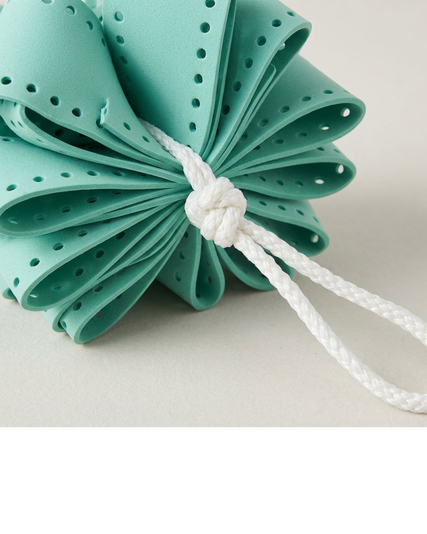 Mjvbf Perforated EVA Ribbon Bath Ball Seafoam - Detail view
